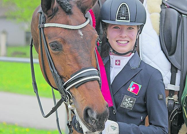 Elena Krattiger mit ihrem Pferd Ramia Lox.