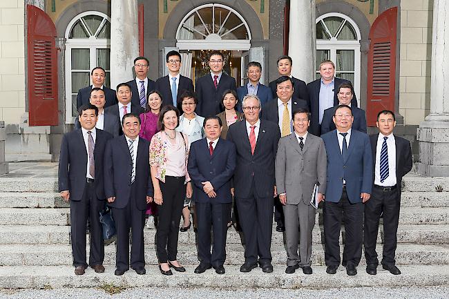 Die chinesische Delegation mit Staatsrätin Esther Waeber-Kalbermatten und Kanzler Philipp Spörri.