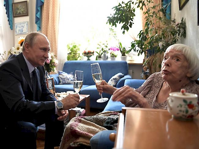 Russlands Präsidnt Wladimir Putin besucht Kremlkritikerin Ljudmila Alexejewa in ihrer Wohnung in Moskau. Anlass des hohen Besuchs ist der 90. Geburtstag der bekannten Bürgerrechtlerin.