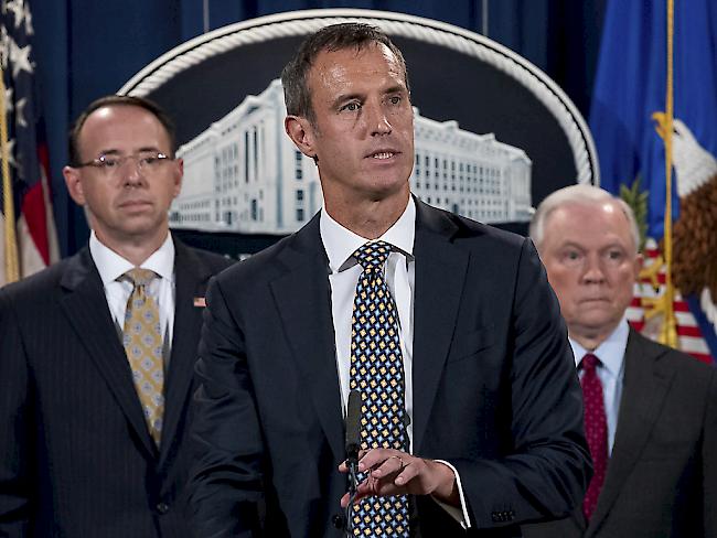 Europol-Direktor Rob Wainwright informiert über die Ermittlungsergebnisse. Hinter ihm stehen US-Justizminister Jeff Sessions (rechts) und Vize-Justizminister Rod Rosenstein (links).