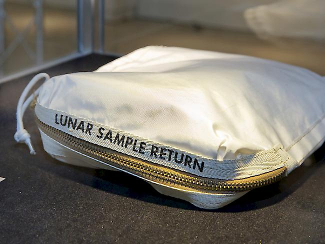 Ein Beutel mit etwas Staub vom Mond ist für 1,8 Millionen Dollar versteigert worden.  (Archivbild)