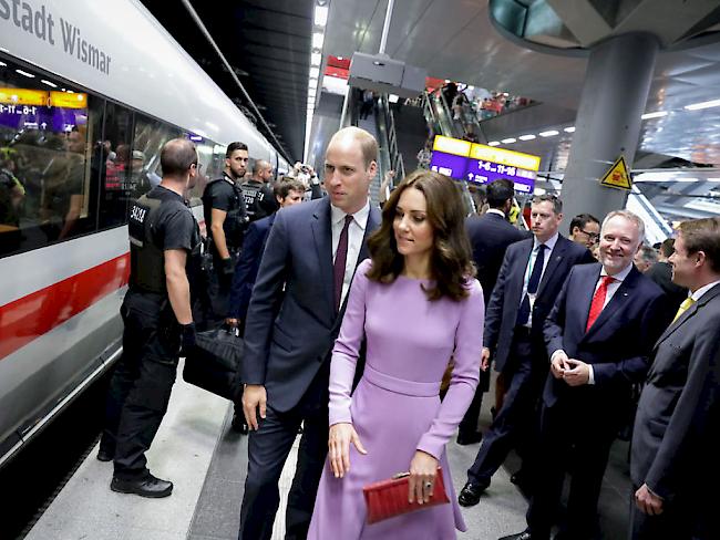 Der britische Prinz William und Herzogin Kate steigen im Berliner Hauptbahnhof in einen ICE für die Fahrt nach Hamburg. Die Hansestadt ist die letzte Station ihres dreitägigen Deutschlandbesuchs.