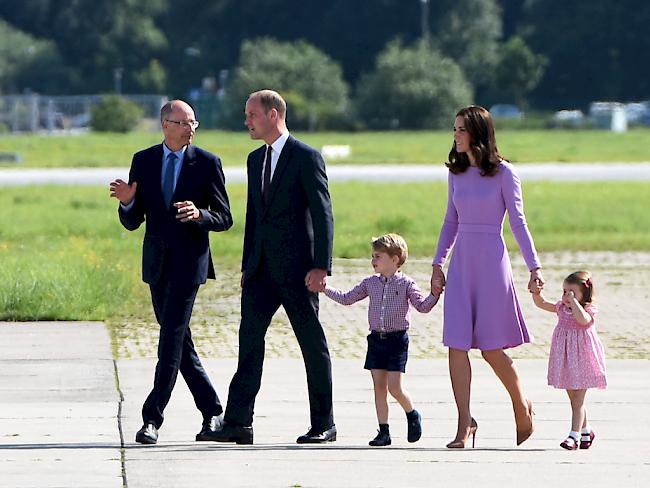 Der britische Prinz William und seine Frau Herzogin Kate besichtigen mit ihren Kindern George und Charlotte in Hamburg ausgestellte Helikopter von Airbus