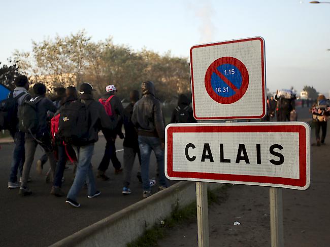 Zwei britische Schlepper boten Flüchtlingen Flüge aus der französischen Region Calais nach Grossbritannien an. (Symbolbild)