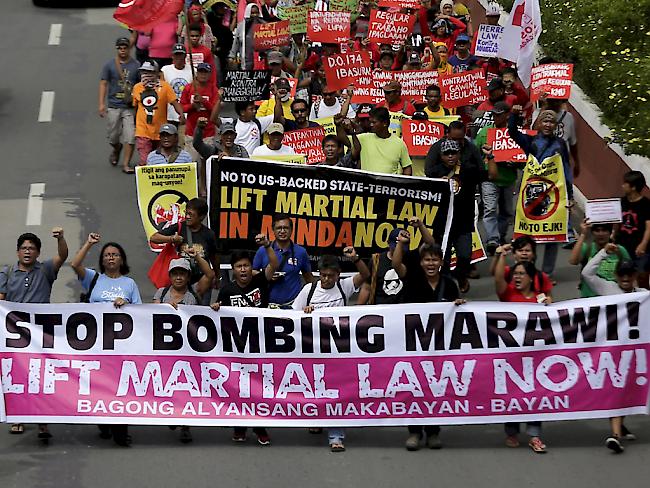 Demonstranten in Manila fordern eine Ende des Kriegsrechts im Süden der Philippinen. Allerdings vergeblich: Das Parlament stimmte der Verlängerung des Kriegsrechts zu.