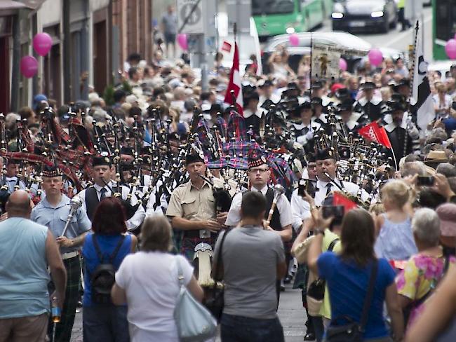 Über 50 Formationen marschieren bei der Tattoo Parade durch die Basler Innenstadt.