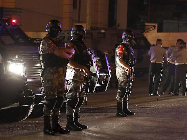 Jordanische Sicherheitskräfte in der Nähe der israelischen Botschaft in Amman, wo zuvor bei einer Schiesserei ein Mann getötet worden war.