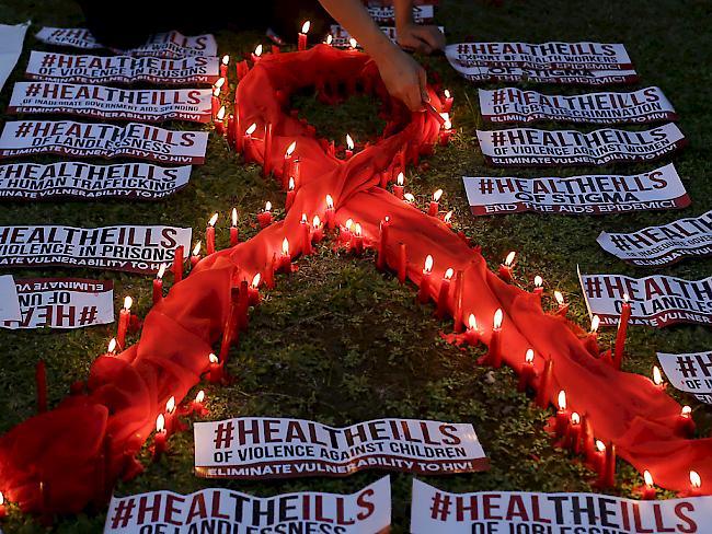 Weltweit wurde die Zahl der Todesfälle bei HIV-Infizierten um über 50 Prozent reduziert. Rund 17 Millionen Menschen erhalten noch nicht die benötigte Therapie, darunter 1,2 Millionen Kinder. (Symbolbild)
