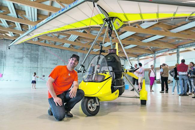 Bis zu 157 km/h. Xavier Rosset vor seinem «Motorized Hang Glider». 