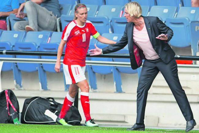 Rekordtorschützin. Mit dem 47. Treffer im 121. Länderspiel zog Lara Dickenmann (im Bild mit Nationaltrainerin Martina Voss-Tecklenburg) mit Ana-Maria Crnogorcevic gleich.  