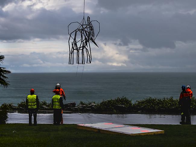 Die grosse Elefanten-Skulptur wurde am Dienstag per Helikopter an die Uferpromenade in Montreux VD transportiert.