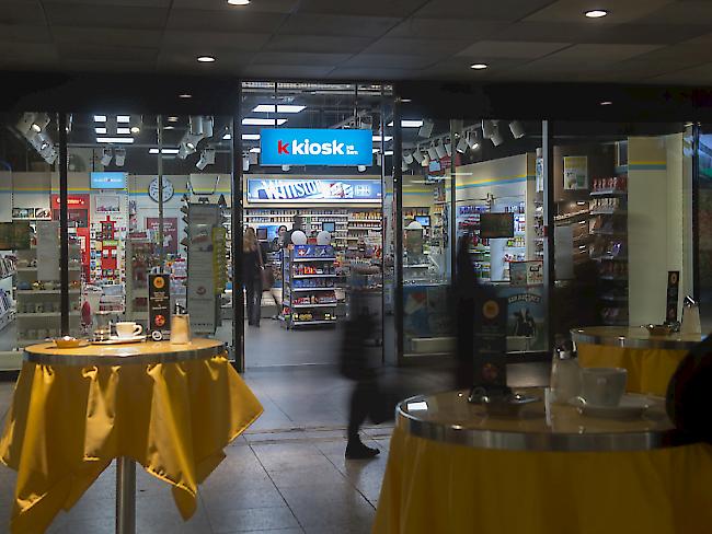 Der Kioskkonzern Valora punktet bei seinen Kunden mit kleinen Läden, Take-Away, Kaffee und Laugenbackwaren. Im ersten Halbjahr 2017 hat sich dieses  Konzept bewährt. (Archiv)