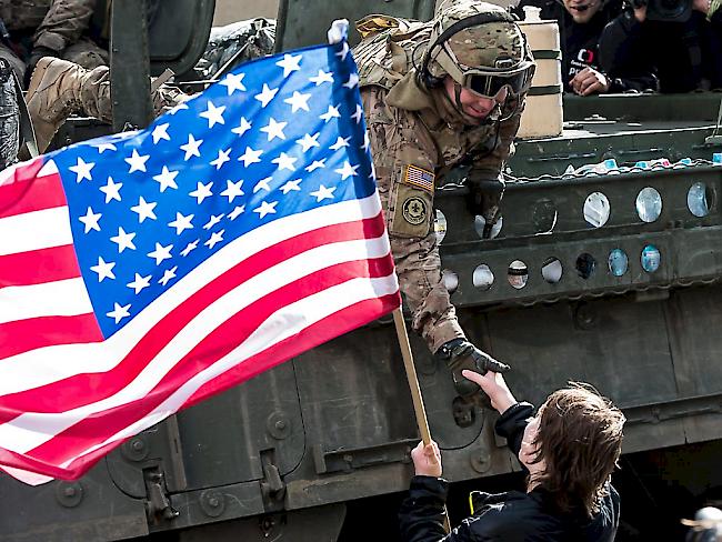 Bricht US-Präsident Donald Trump mit seinem Bann der Transgender aus der US Army ein Wahlkampfversprechen? (Aufnahme von Prag im März 2015)