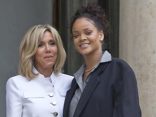 Die französische Präsidentengattin Brigitte Macron empfing die US-Sängerin Rihanna vor dem Präsidentenpalast.
