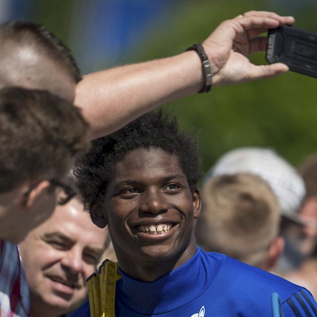 Das Lachen wieder gefunden: Breel Embolo mit Schalke-Fans