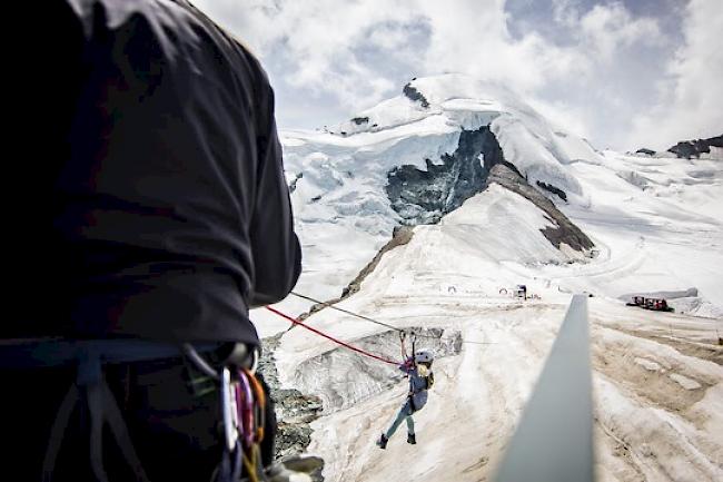 195 Meter können Kinder und Erwachsene per Tyrolienne über den Gletscher auf dem Mittelallalin schweben.
