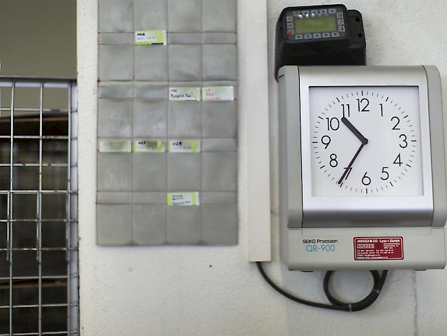 41 Stunden und 10 Minuten - soviel arbeiten Vollzeitbeschäftigte in der Schweiz pro Woche: Elektronische Stempeluhr eines KMU im Aargau. (Themenbild)