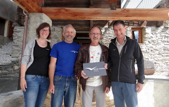 Edmund Steiner, Präsident des Verein Erlebniswelt Roggen Erschmatt und Roni Vonmoos nahmen die Partnerschaftstafel dankend von Peter Oggier, Direktor des Naturpark Pfyn-Finges und Murielle Zufferey entgegen.