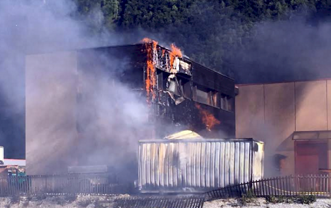 Ein Brand richtete am Mittwochabend in einem Forstbetrieb in Martinach grossen Schaden an.