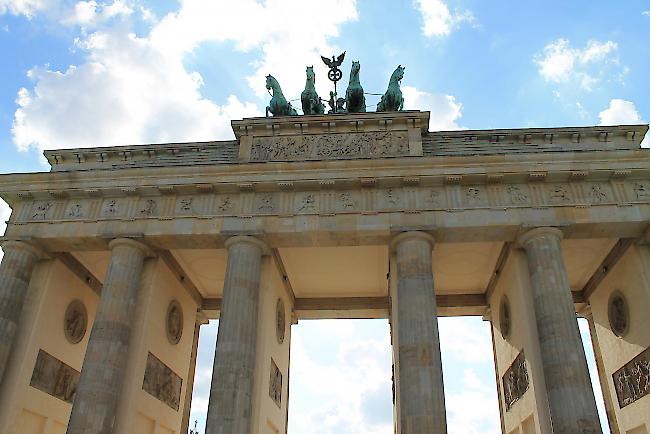 Am Sonntag um 4 Uhr morgens geht es los beim Brandenburger Tor in Berlin – von hier aus laufen die drei
Oberwalliser 1000 Kilometer zu Fuss nach Brig.