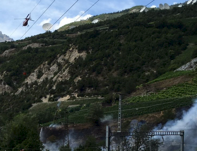 Für die Brandbekämpung stand ein Löschheli der Air Zermatt im Einsatz.