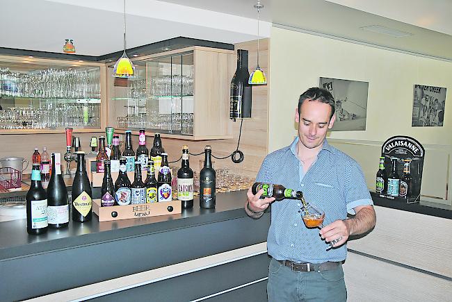 Kenner und Geniesser: Bier-Sommelier Fabian Albrecht beim Ausschank eines frischen Bieres.