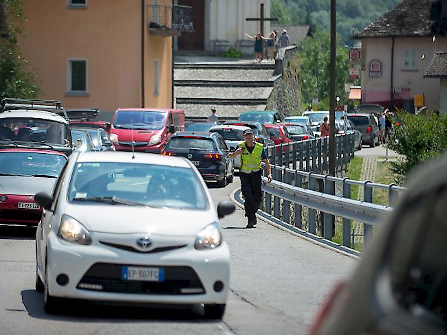 Ein Verkehrpolizist regelt den Verkehr in Lavertezzo im Verzascatal, das im Sommer bei Touristen sehr beliebt ist, am Samstag, 5. August 2017. (KEYSTONE/Ti-Press/Pablo Gianinazzi)