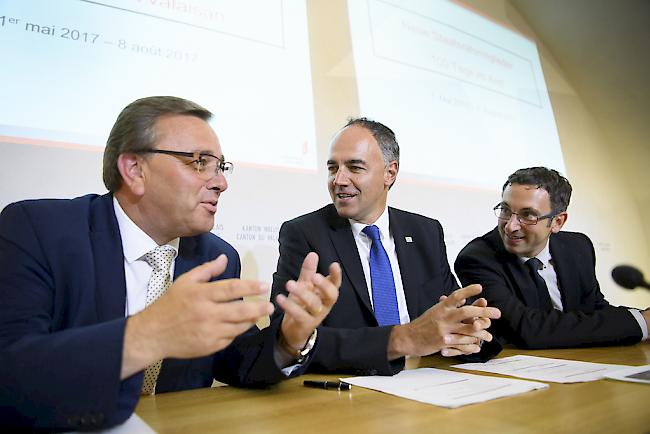 An einer gemeinsamen Medienkonferenz betonen die Staatsräte Roberto Schmidt, Christophe Darbellay und Frédéric Favre die gute Zusammenarbeit.