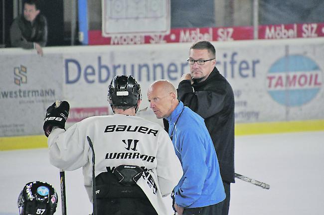 Der neue EHC-Visp-Trainer Matti Alatalo (Mitte) mit seinem finnischen Assistenten Vesa Viitakoski (rechts).