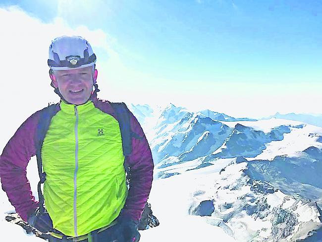 Endlich geschafft: Rainer Maria Salzgeber posiert auf dem Gipfel des Matterhorns.