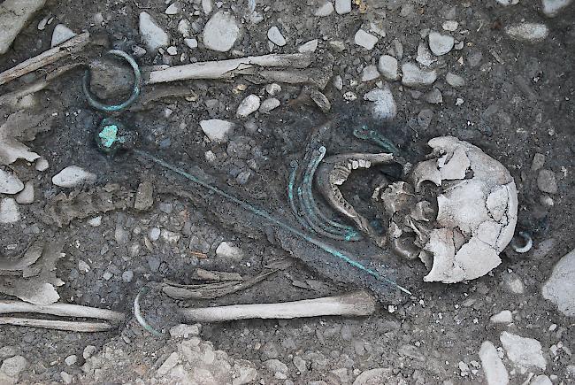 Grab einer reich ausgestatteten Frau mit vier Torques und einer eindrücklichen Bronzenadel