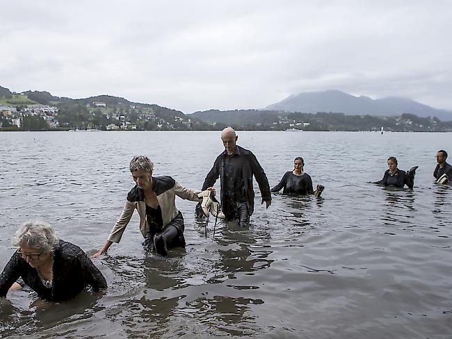 Luzerner Kulturschaffende aus allen Sparten entsteigen dem Luzerner Seebecken und begeben sich zur Festgemeinde des Lucerne Festivals. Die Kulturschaffenden demonstrieren mit der Kunstperformance "sichtbarmachung" am Freitag gegen Kürzungen bei der Kulturförderung.(KEYSTONE/Alexandra Wey)..