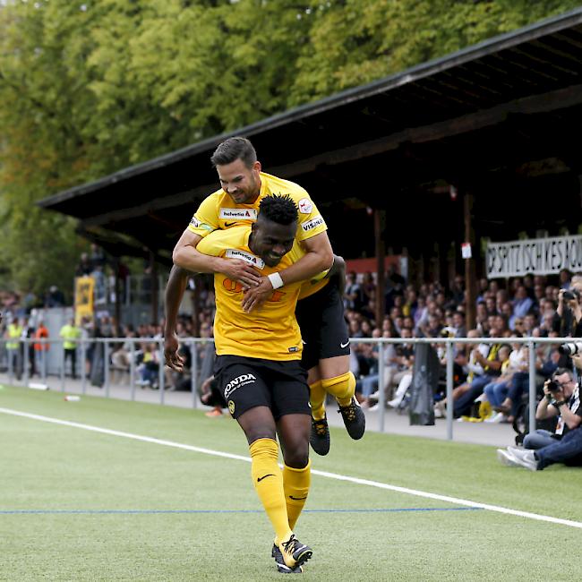 Die beiden YB-Spieler Kasim Adams Nuh und Marco Bürki bejubeln das 1:0 im Cupspiel gegen den FC Breitenrain