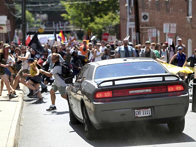 Das Auto raste bei einer Kundgebung von Rechtsextremen in Charlottesville in eine Gruppe von Gegendemonstranten.