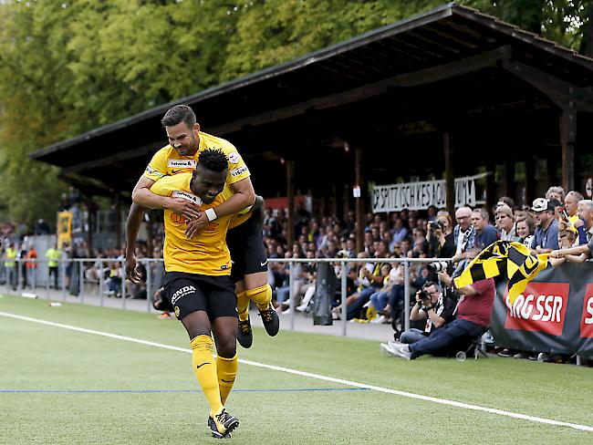 Die beiden YB-Spieler Kasim Adams Nuh und Marco Bürki bejubeln das 1:0 im Cupspiel gegen den FC Breitenrain