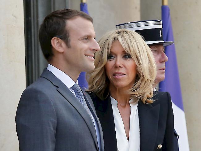 Zeitungsbericht: Der französische Präsident Emmanuel Macron und seine Ehefrau machen Ferien in Frankreich und seien jederzeit einsatzbereit. (Archivbild)