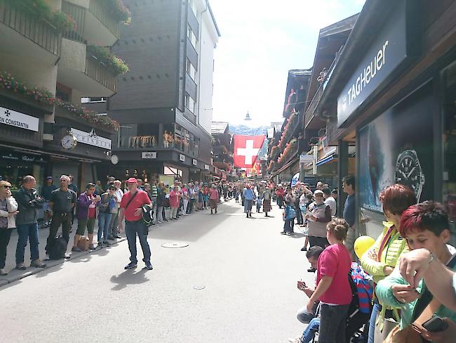 Farbenfroher Umzug durch Zermatt, der anlässlich der 49. Ausgabe des Folklore Festivals am Sonntagnachmittag durchgeführt wurde.