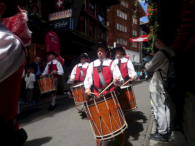 Farbenfroher Umzug durch Zermatt, der anlässlich der 49. Ausgabe des Folklore Festivals am Sonntagnachmittag durchgeführt wurde.