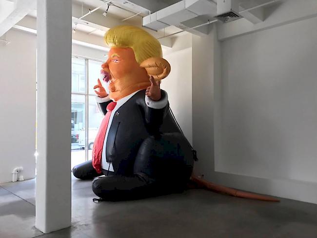 Jeffrey Beebes aufblasbare "Trump Rat" in der BravinLee-Galerie, bevor sie in die Strassen Manhattans entlassen wurde. (Handout BravinLee)