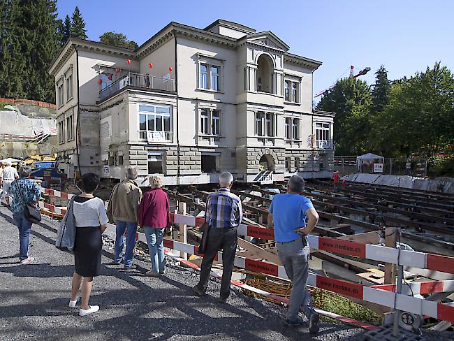 Die denkmalgeschützte Villa Jacob in St. Gallen soll in sieben Stunden um 20 Meter verschoben werden. (KEYSTONE/Gian Ehrenzeller)..