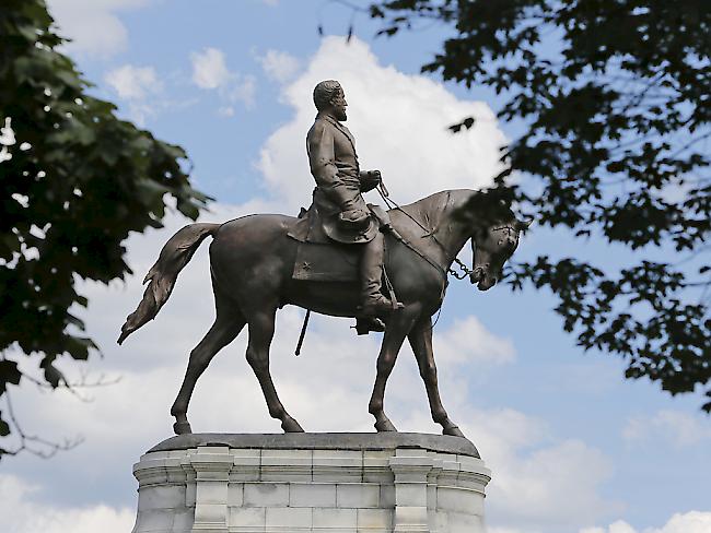 Nach Protesten und gewaltsamen Ausschreitungen in Charlottesville entfernen weitere US-Städte die Statuen von Südstaaten-Generälen wie Robert E. Lee, so am Mittwoch beispielsweise die Stadt Baltimore.