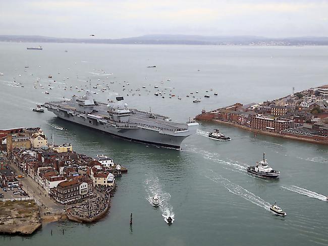 Die Einfahrt des neuen britischen Flugzeugträgers in seinen Heimathafen lockte zahlreiche Interessierte nach Portsmouth.