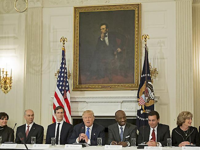 US-Präsident Trump mit mehreren US-Konzernchefs bei einem Treffen im Februar. Nach seinen umstrittenen Äusserungen zu Charlotteville kam es zu Rücktritten von Konzernchefs aus dem Industrie-Beirat. Trump löste ihn dann auf.