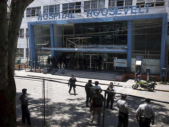 Sicherheitskräfte vor dem Spital in Guatemala-Stadt, wo sieben Personen getötet wurden