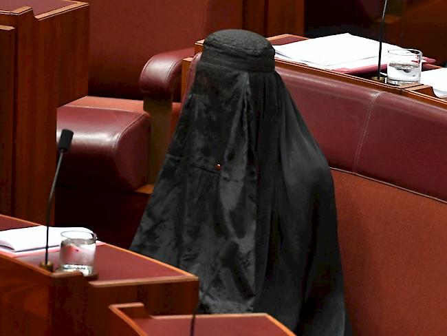 Pauline Hanson am Donnerstag vollverschleiert mit einer Burka im Parlament in Canberra.