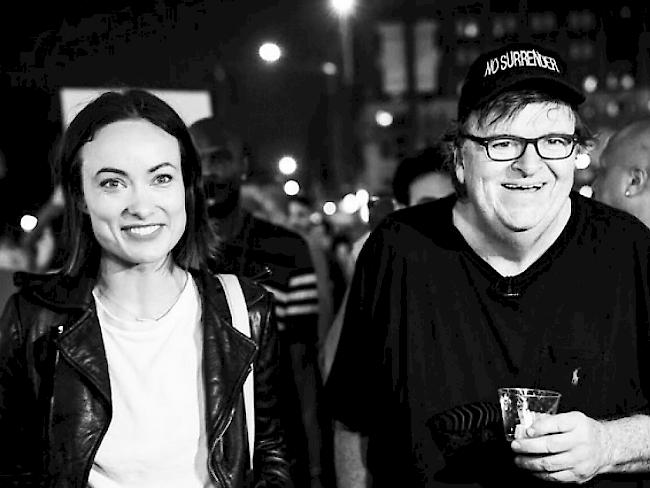 Olivia Wilde und Michael Moore am Dienstagabend bei der Demo vor dem Trump Tover. (Instagram)