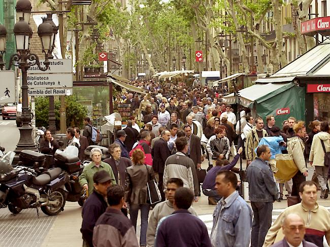 Barcelonas Flaniermeile Las Ramblas, wo der Lieferwagen in die Menschenmenge fuhr (Archiv)