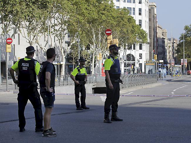 Sicherheitskräfte in den nach dem Anschlag gesperrten Strassen Barcelonas