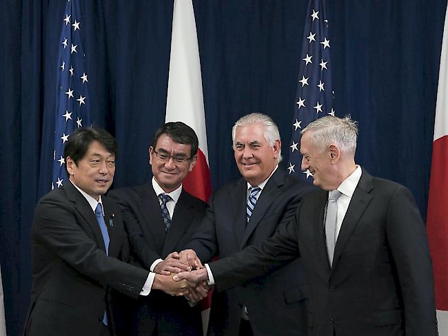 Die Verteidigungsminister Japans und der USA, Itsunori Onodera (l) und James Mattis (r) sowie die Aussenminister beider Länder, Taro Kono (2. v. l) und Rex Tillerson