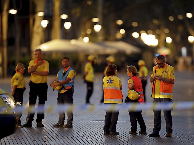 Rettungskräfte am Abend in einer der abgesperrten Strassen Barcelonas
